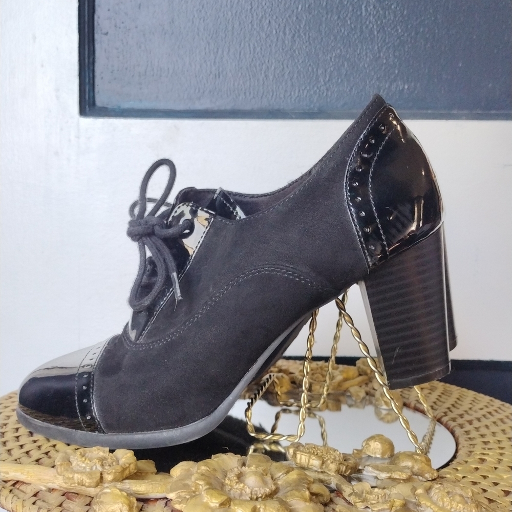 Dexflex Comfort: Black Wingtip Oxford Women's Lace-Up Heels